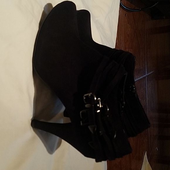 Black suede ankle boots with a 3.5 inch heel - Picture 3 of 5